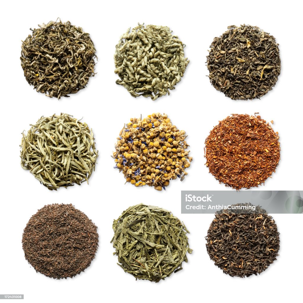 Variedad de hojas de té de hierbas en round montones - Foto de stock de Seco libre de derechos