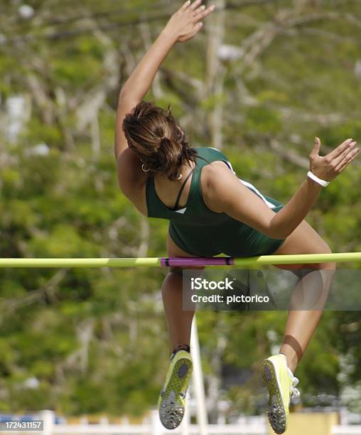 女子走り高跳び屋外イベント - オリンピック山脈のストックフォトや画像を多数ご用意 - オリンピック山脈, ジャンプする, スポーツ