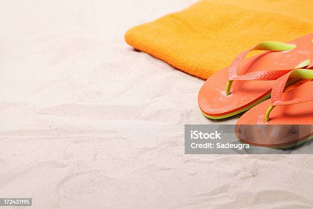 Ręcznik Plażowy I Sandały Na Biały Piasek - zdjęcia stockowe i więcej obrazów Piasek - Piasek, Ręcznik - Wytworzony przedmiot, Bez ludzi