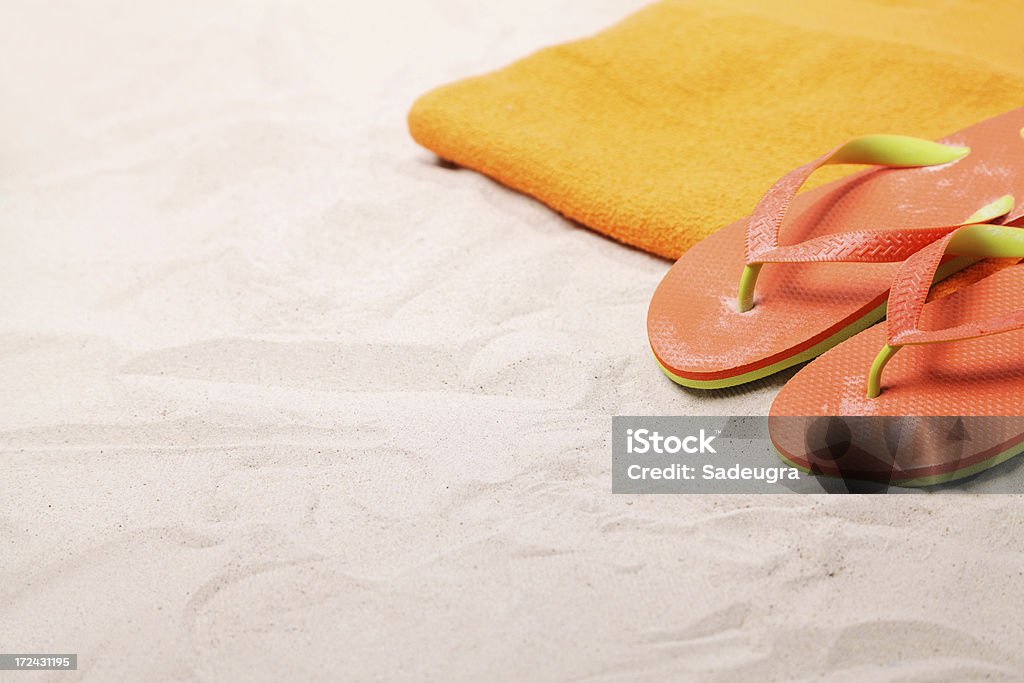 Пляжное полотенце и сандалии на белый песок - Стоковые фото Песок роялти-фри