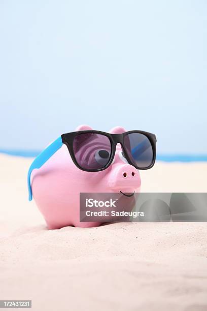 Sparschwein Am Strand Stockfoto und mehr Bilder von Blau - Blau, Fotografie, Himmel