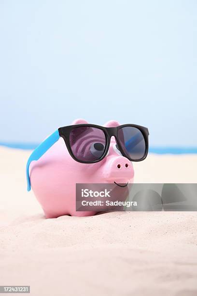 Piggybank Na Praia - Fotografias de stock e mais imagens de Ao Ar Livre - Ao Ar Livre, Areia, Azul
