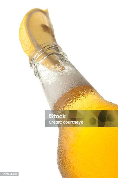 Bottiglia Di Birra Fredda Con Ghiaccio E Limone - Fotografie stock e altre immagini di Limone - Limone, Birra, Bottiglia