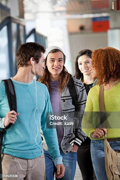 Gruppo Di Amici Di Adolescente - Fotografie stock e altre immagini di Gruppo multietnico - Gruppo multietnico, Studente, Amicizia