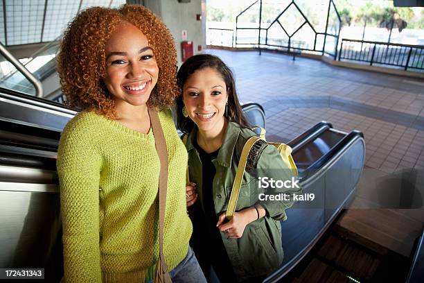 Chica Adolescente En La Escalera Mecánica Foto de stock y más banco de imágenes de Amistad - Amistad, Centro comercial, Chica adolescente
