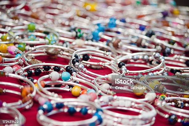 Photo libre de droit de De Perles Colorées Bracelets Pour La Vente banque d'images et plus d'images libres de droit de Accessoire - Accessoire, Argent, Bazar