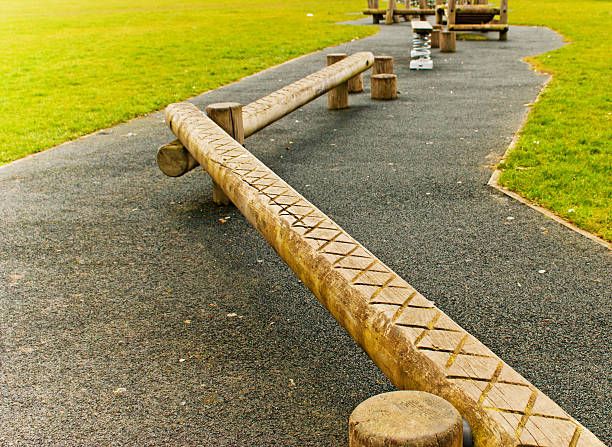 트림 트레일 평균대 - balance bridge huntingdon england childrens park 뉴스 사진 이미지
