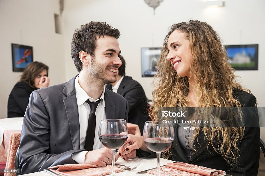 Casal apaixonado na data romântica restaurante - Royalty-free Adulto Foto de stock