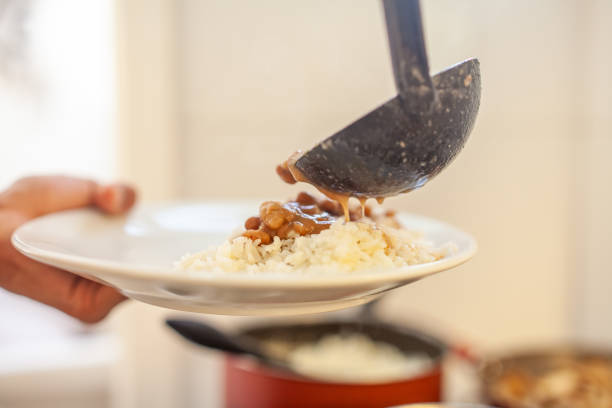 食べ物を扱う手の接写 - meat handling ストックフォトと画像