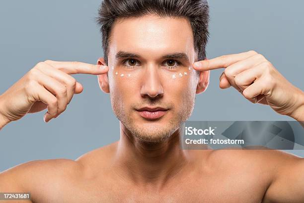 Photo libre de droit de Homme En Appliquant La Crème Pour Le Visage banque d'images et plus d'images libres de droit de Crème hydratante - Crème hydratante, Hommes, Oeil