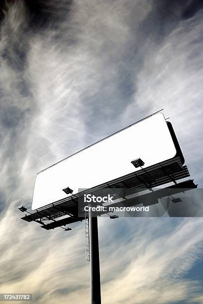 Foto de Outdoor Em Branco Em Céu Nublado Adicione Seu Texto e mais fotos de stock de Rua