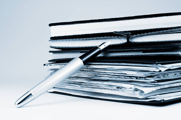노트북 및 펜 - document stack article paperwork 뉴스 사진 이미지