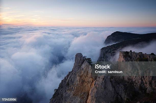 Felsen In Der Cloud Stockfoto und mehr Bilder von Abenddämmerung - Abenddämmerung, Baum, Berg