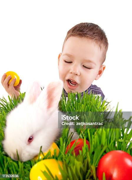 Carino Giovane Bambino Con Coniglietto Di Pasqua - Fotografie stock e altre immagini di Allegro - Allegro, Amicizia, Animale