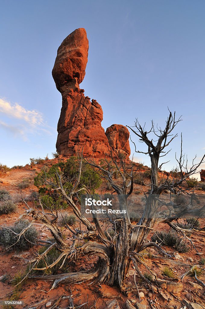 Zachód słońca Krajobraz z zrównoważony Rock w Parku Narodowego Arches - Zbiór zdjęć royalty-free (Badlands)