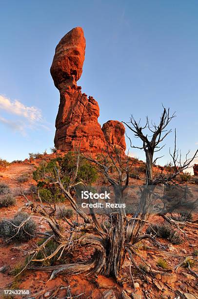 Zachód Słońca Krajobraz Z Zrównoważony Rock W Parku Narodowego Arches - zdjęcia stockowe i więcej obrazów Badlands