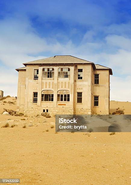 Abandonado House Foto de stock y más banco de imágenes de Kolmanskop - Kolmanskop, Namibia, Aire libre