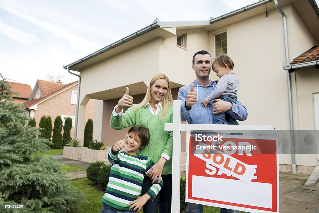 Famiglia Acquista un hew casa - Foto stock royalty-free di Cambiare casa