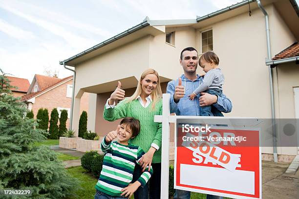 Famiglia Acquista Un Hew Casa - Fotografie stock e altre immagini di Cambiare casa - Cambiare casa, Pollice in su, Adulto