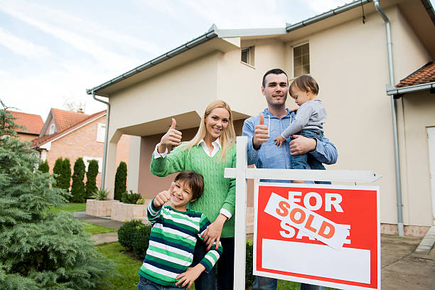 istock Family  buy a hew home 172432239