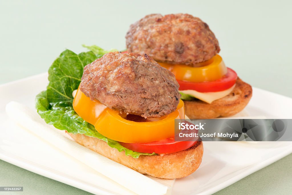 Open sandwich hamburger avec frites - Photo de Aliment libre de droits