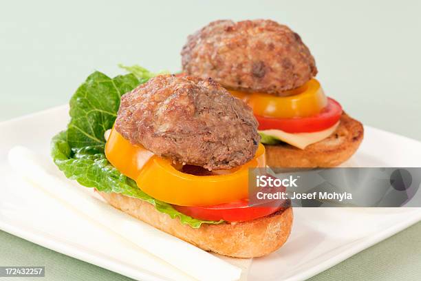 Photo libre de droit de Open Sandwich Hamburger Avec Frites banque d'images et plus d'images libres de droit de Aliment - Aliment, Aliment frit, Alimentation lourde