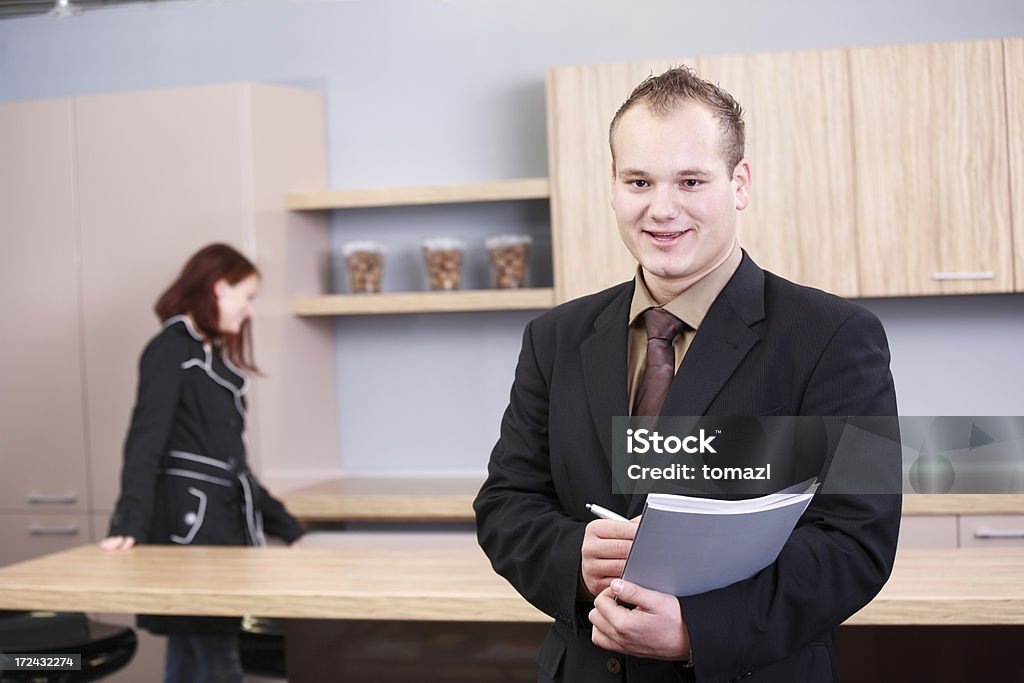 Vendita di mobili per la cucina - Foto stock royalty-free di Adulto