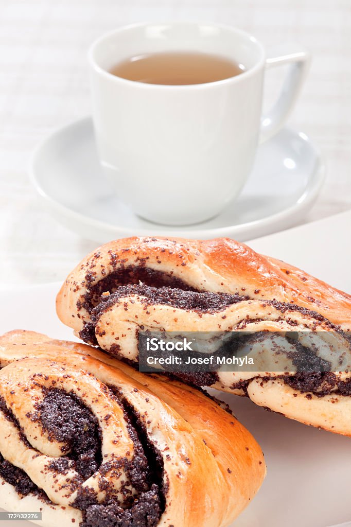 Prima colazione con dolci rotoli di papavero - Foto stock royalty-free di Brioche - Dolci