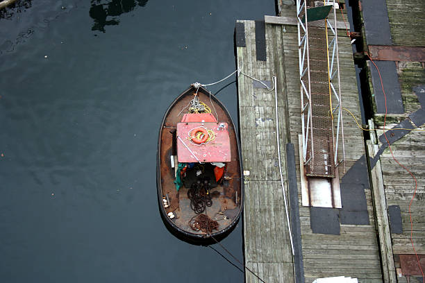 ミニタグに停泊するタコマ - tugboat puget sound nautical vessel pulling ストックフォトと画像