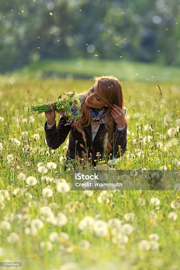 Mädchen in einem Feld mit Blumen - Lizenzfrei 20-24 Jahre Stock-Foto