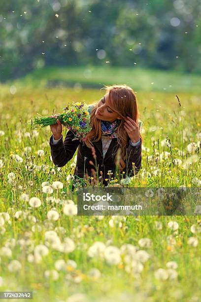 Mädchen In Einem Feld Mit Blumen Stockfoto und mehr Bilder von 20-24 Jahre - 20-24 Jahre, Attraktive Frau, Baumbestand