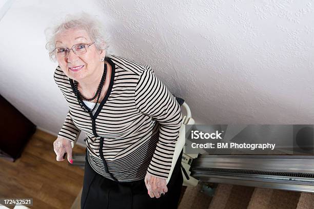 Senior Lady Utiliza Um Elevador De Escada Para Ajudar A Sua Incapacidade - Fotografias de stock e mais imagens de Elevador de Escada