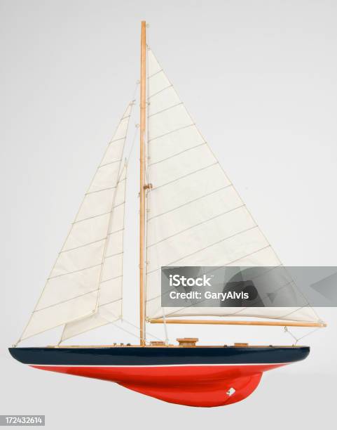 Eleganten Schwarzen Und Roten Single Mastensegelboote Isoliert Auf Weiss Stockfoto und mehr Bilder von Weißer Hintergrund