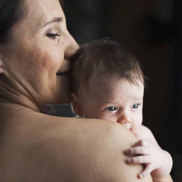 madre y recién nacido. - newborn spanish and portuguese ethnicity studio shot lifestyles fotografías e imágenes de stock