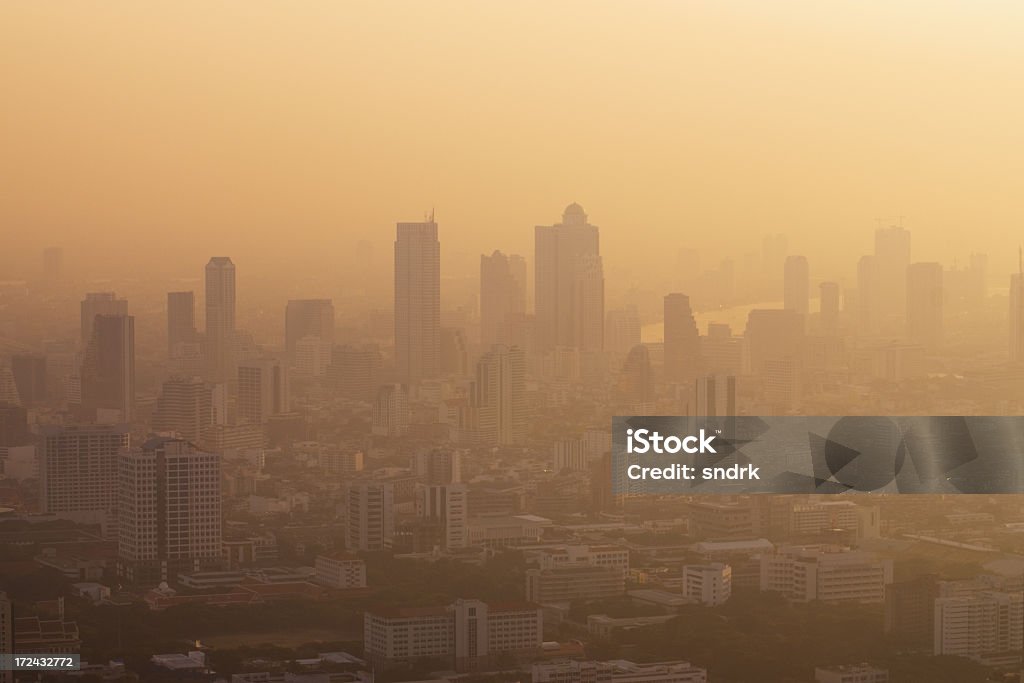 Nevoeiro Bangkok - Foto de stock de Cidade royalty-free