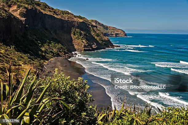 Foto de Maori Bay Nova Zelândia e mais fotos de stock de Areia Preta - Areia Preta, Arrebentação, Baía