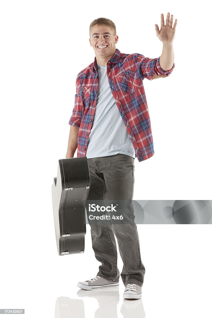 Felice giovane uomo con Custodia per chitarra - Foto stock royalty-free di Abbigliamento casual