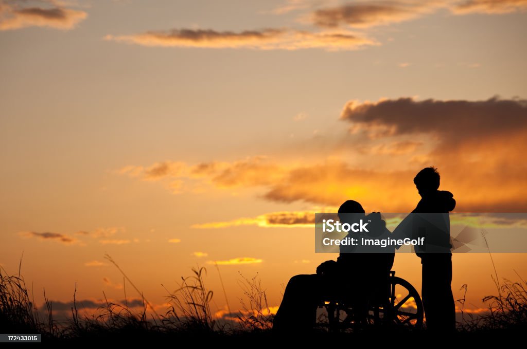 Silhouette de triste homme en fauteuil roulant pour les personnes à mobilité réduite - Photo de Chaise roulante libre de droits