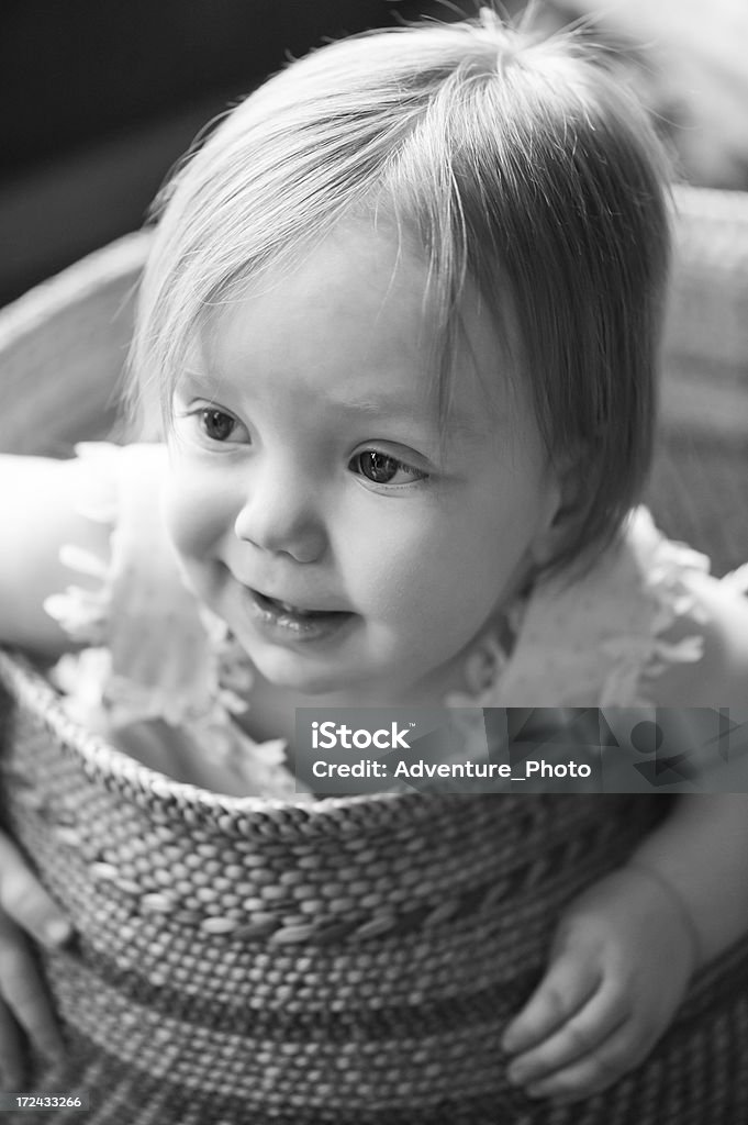 Bebé niño en la cesta - Foto de stock de 12-17 meses libre de derechos