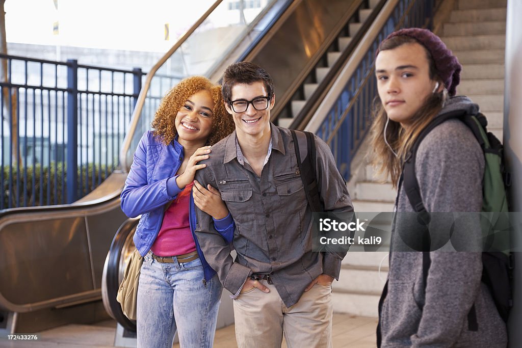 Adolescentes en la parte inferior de las escaleras. - Foto de stock de 18-19 años libre de derechos