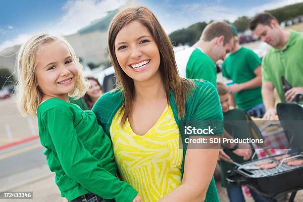 Foto de Mãe Com A Filha No Piquenique Na Traseira Do Carro Evento Esportivo e mais fotos de stock de Adulto