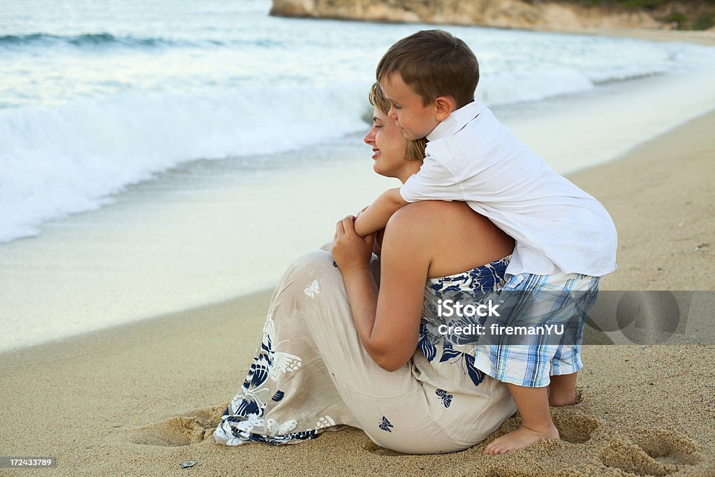 母と息子のビーチ - 2人のロイヤリティフリーストックフォト