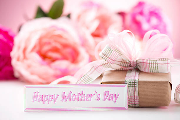 istock Present box on pink with mothers day card 172433800