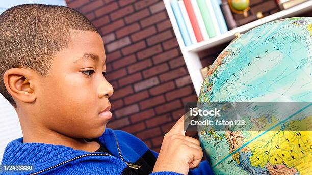 Educação Crianças Da Escola Primária Em Uma Biblioteca A Estudar Mundo Globo - Fotografias de stock e mais imagens de Origem Africana