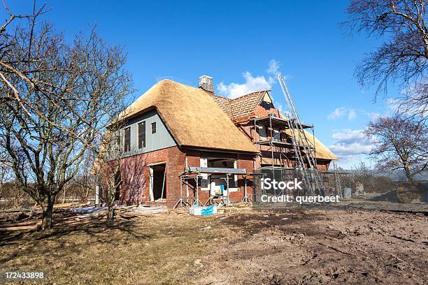Einfamilienhausbaustelle Stockfoto und mehr Bilder von Bauen - Bauen, Einfamilienhaus, Strohdach