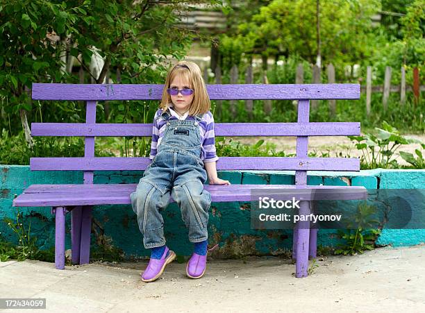 Foto de Garota Com Óculos De Sol Em Lilás Banco e mais fotos de stock de 4-5 Anos - 4-5 Anos, 6-7 Anos, Aluna