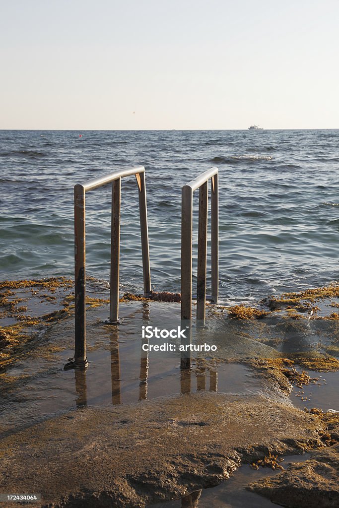 Ayia Napa Cypr Błyszczące metalowe balustrady Na śródziemnomorskiej plaży - Zbiór zdjęć royalty-free (Ajia Napa)