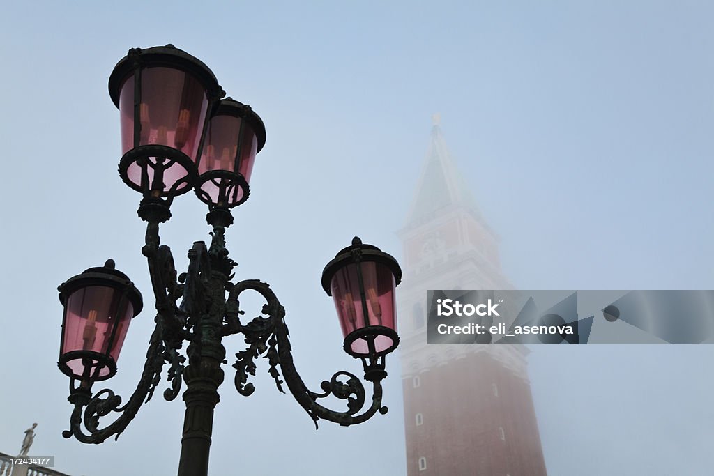 Vetro di Murano strada lampada a Venezia in nebbia - Foto stock royalty-free di Ambientazione esterna