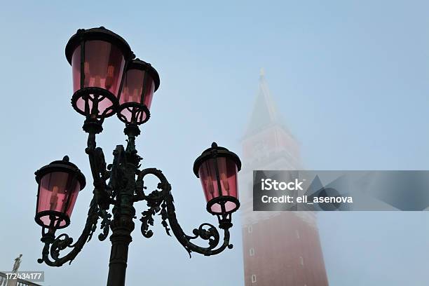 Vetro Di Murano Strada Lampada A Venezia In Nebbia - Fotografie stock e altre immagini di Ambientazione esterna - Ambientazione esterna, Architettura, Basilica di San Marco