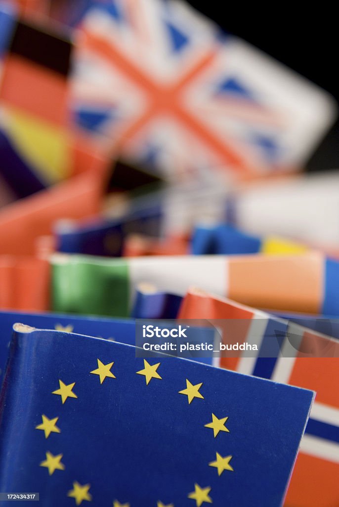 Drapeaux de l'UE devant l'autre monde drapeaux - Photo de Bleu libre de droits